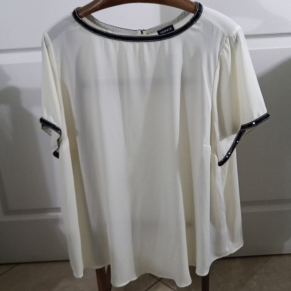 Torrid blouse abbey ivory size 3X